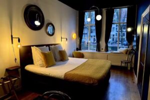 1637: Historic Canal View Suites