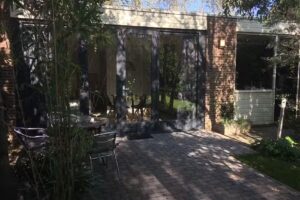 Chambres d&rsquo;hôtes derrière l&rsquo;arbre