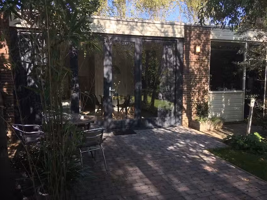 Chambres d&rsquo;hôtes derrière l&rsquo;arbre