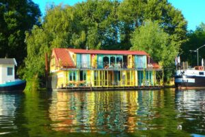 B&B Drijfpaleis Hausboot auf dem Rhein in Arnheim