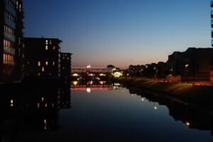 Comfy Family Room With Balcony, Close to the Beach