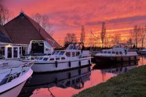 De Hoek Watersport: Alquiler de barcos a motor, casas de vacaciones, balandras, veleros, barcos de pesca, tablas de paddle surf