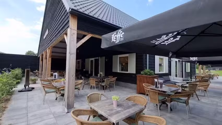 De Spekdonken – Terrasse de ferme et emplacements pour camping-cars