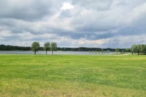 Gemütliches Familienhaus „Queenstown“ in der Nähe von Nijmegen an einem See mit großem Garten und Grillplatz