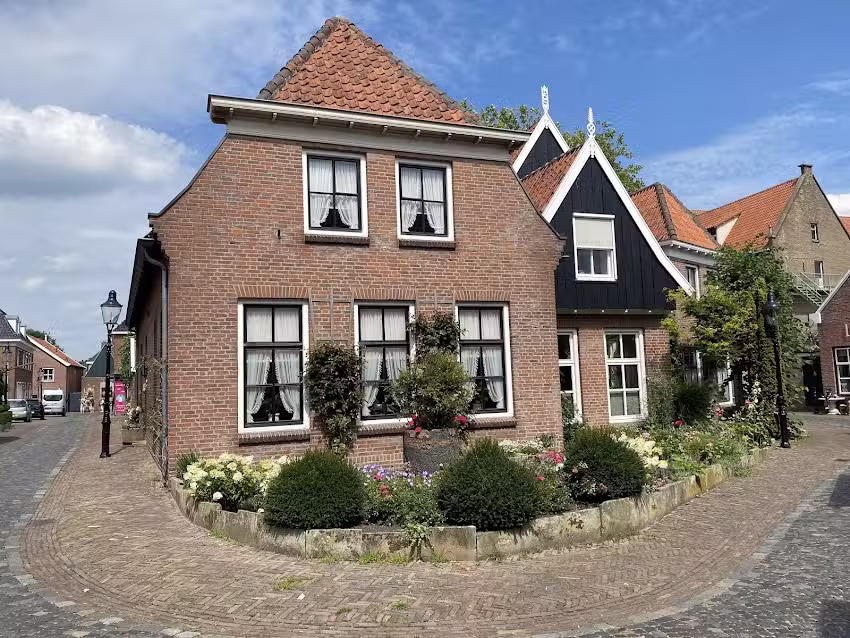 La casa entre la iglesia y el monasterio