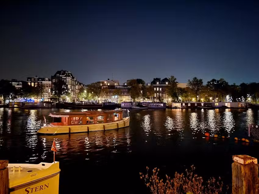 Houseboat Amsterdam – Hotel Room with a view