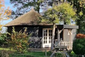 Cabane dans la prairie