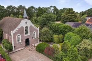 Iglesia de Gasselternijveen, alojamiento exclusivo para grupos de 18 personas en Drente con piscina cubierta y sauna