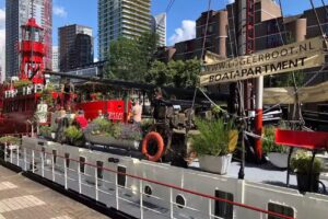 Bateau de passagers, nuit à Rotterdam