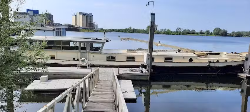 Hotel, chárter y formación Lutgerdina