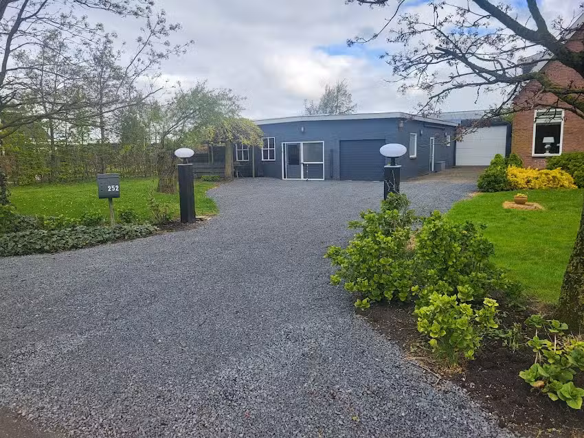 LUXUS-Ferienhaus mit Blumenblick für 4 Personen, Übernachtung mit Frühstück, 10 Minuten vom Meer entfernt