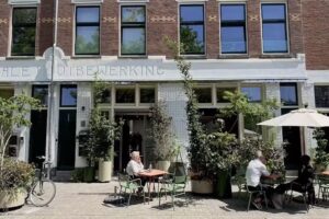 Hôtel café Homme à lunettes