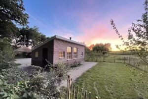 Minihuisje met bedstee en houtkachel