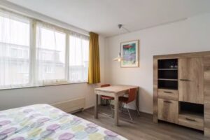 recht geräumiges Zimmer und Budgetzimmer