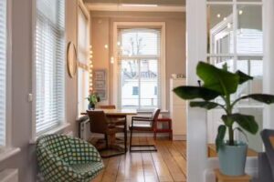 Estancia atmosférica en el antiguo ayuntamiento de Eenrum.