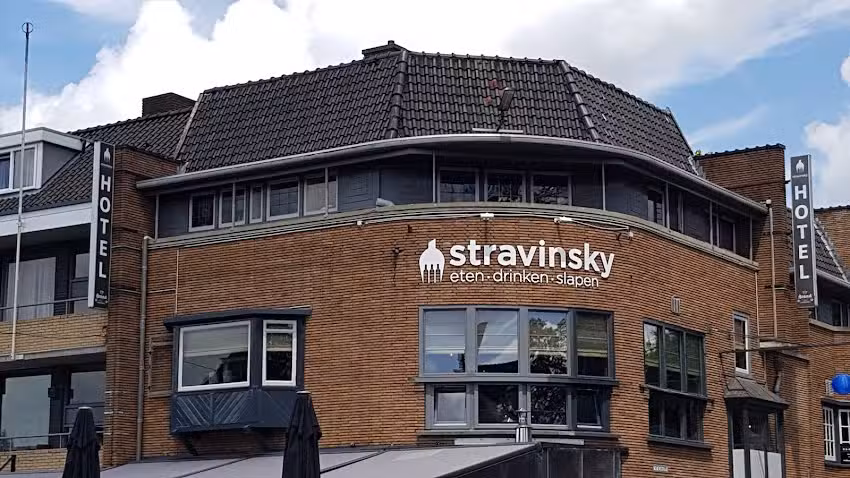 Stravinsky mange · boit · dort