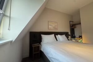 Das Middelland Hotel, Sonder