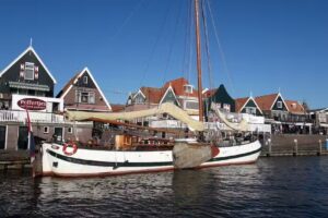 Tjalk chasse le pélican Lemmer