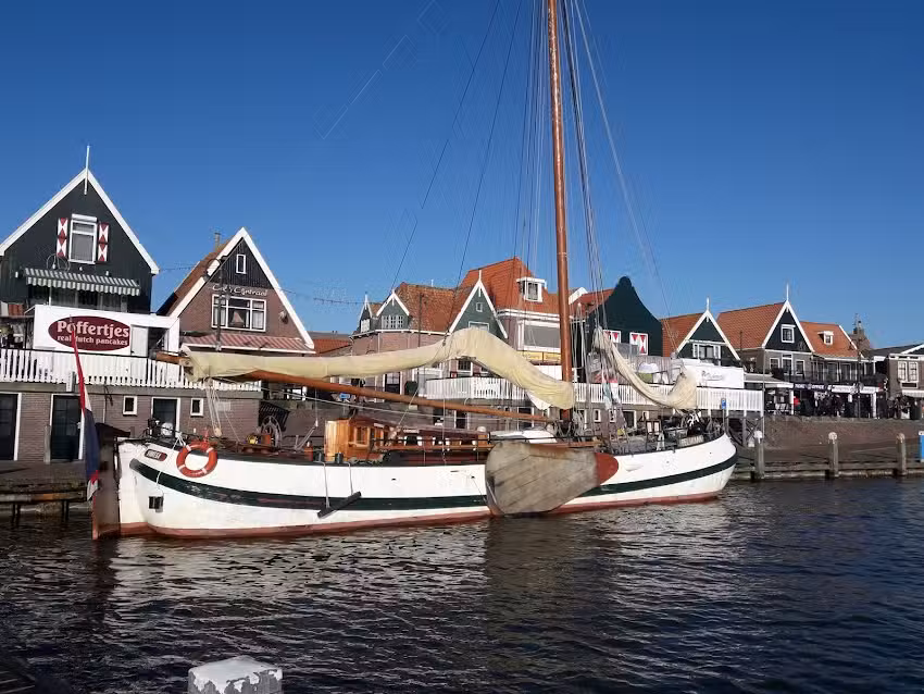 Tjalk hunting pelican Lemmer