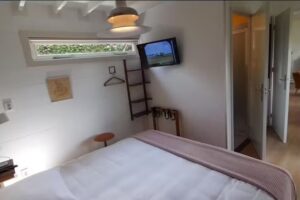 Casa de jardín con vista al estanque