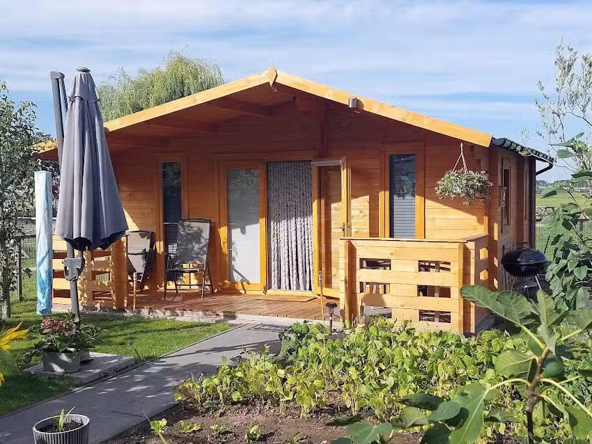 Freunde auf Fahrrädern. „Die Hütte“.