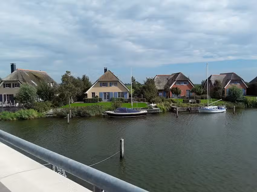 villa sur pilotis frisland, directement sur l&rsquo;eau