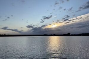 Wasserfloß auf dem Steenbergse Vliet