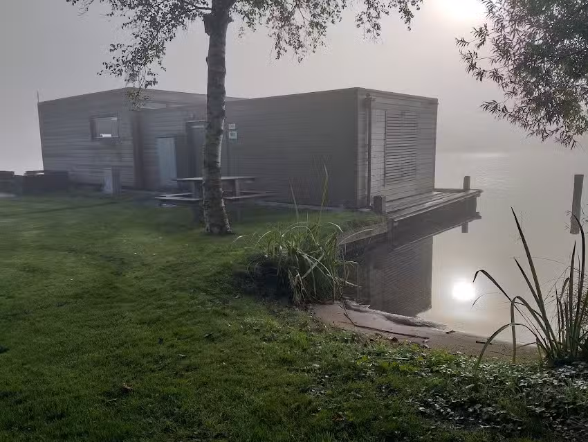 Casa flotante en Frisia – Alquila una casa flotante en Frisia